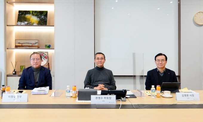 권영수 LG에너지솔루션 부회장(가운데)와 주요 임원들이 서울 영등포구 여의도LG에너지솔루션 사옥에서 온라인 기자간담회를 진행하고 있다./사진=LG에너지솔루션