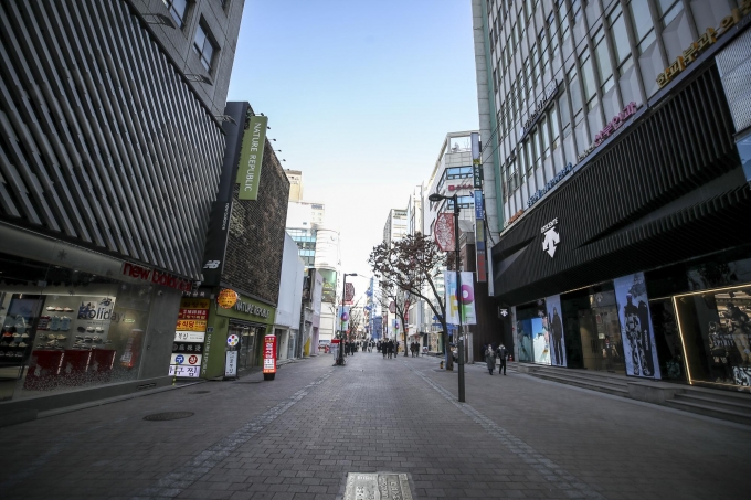 정부가 17일부터 적용할 사회적 거리두기 정책을 오늘(14일) 오전 발표한다. 지난 13일 오후 서울 중구 명동거리가 한산한 모습을 보이고 있다./사진=뉴시스