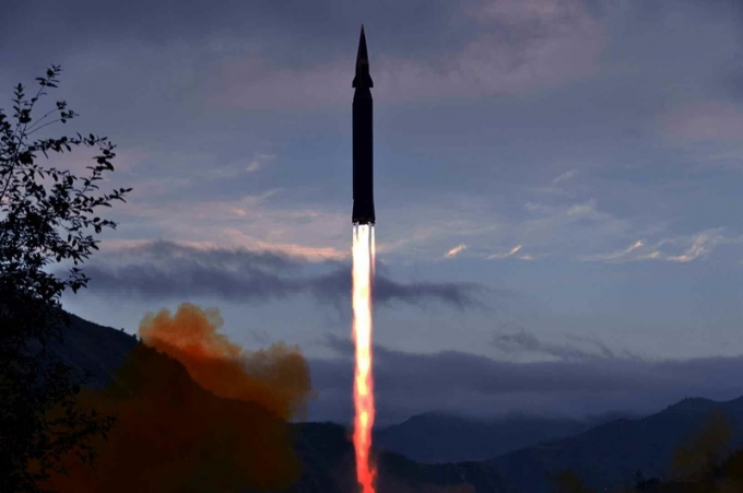 합동참모본부(합참)에 따르면 북한이 14일 오후 단거리 탄도미사일 2발을 발사했다고 밝혔다. 사진은 지난해 9월 북한이 개발했다는 극초음속미사일 시험발사 장면. /사진=뉴스1(노동신문)