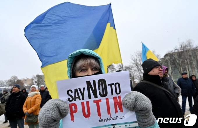 9일(현지시간) 러시아의 침공 가능성 고조 속 우크라이나 키예프에서 시민이 블라디미르 푸틴 러시아 대통령을 비난하는 표지판을 들고 시위를 하고 있다. © AFP=뉴스1 © News1 우동명 기자