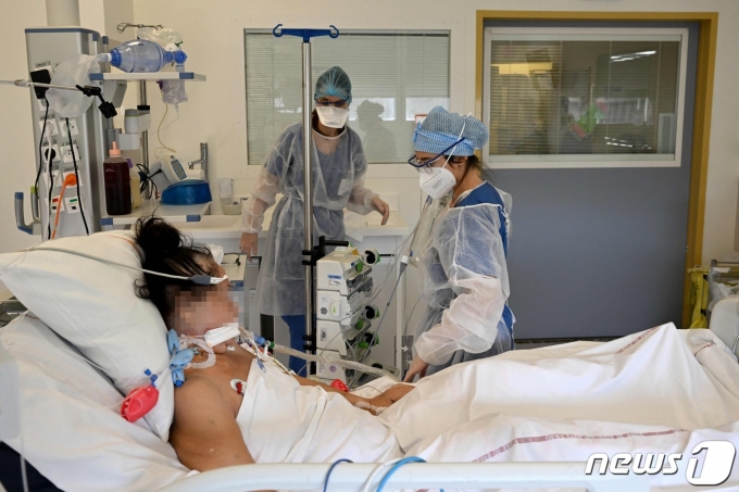 지난 5일(현지시간) 프랑스 남부 마르세유의 티모네 병원 중환자실에서 간호사들이 COVID-19에 감염된 환자를 돌보고 있다. © AFP=뉴스1 © News1 원태성 기자