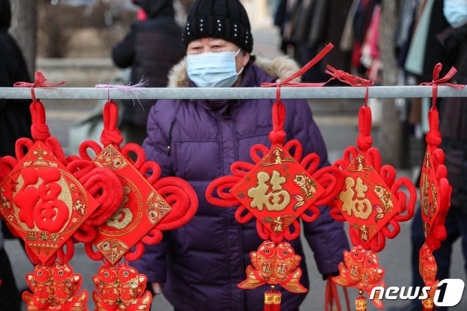 중국 동북부 랴오닝성 선양시에서 춘절을 앞두고 상인이 장식품을 판매 중이다. 2022.01.16/news1 © AFP=뉴스1