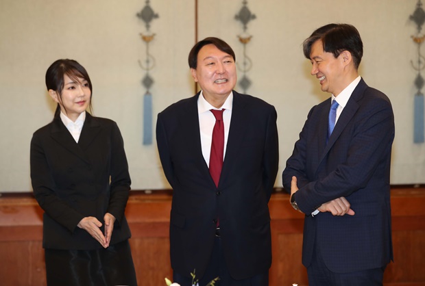 조국 전 법무부장관이 17일 윤석열 국민의힘 대선 후보 부인 김건희씨가 '진보진영이 결국 조 전 장관을 구속시킨 셈'이라는 취지의 발언에 내막을 밝힐 것을 요구했다. 사진은 2019년 7월25일 당시 신임 검찰총장이었던 윤 후보(가운데)와 김건희씨(왼쪽)가 청와대 본관에서 검찰총장 임명장 수여식 시작을 기다리며 당시 청와대 민정수석이었던 조 전 장관(오른쪽)과 대화하는 모습. /사진=뉴시스