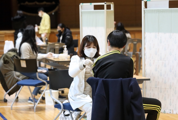 법원의 학원·독서실 방역패스(백신접종증명·음성확인제) 효력 정지 이후 중·고교생의 신종 코로나바이러스 감염증(코로나19) 백신 1차 접종률 증가폭이 둔화된 것으로 나타났다. 지난달 20일 세종시 한솔중학교에서 지난달 20일 오전 학생들이 코로나19 백신을 접종받고 있다./사진=뉴시스
