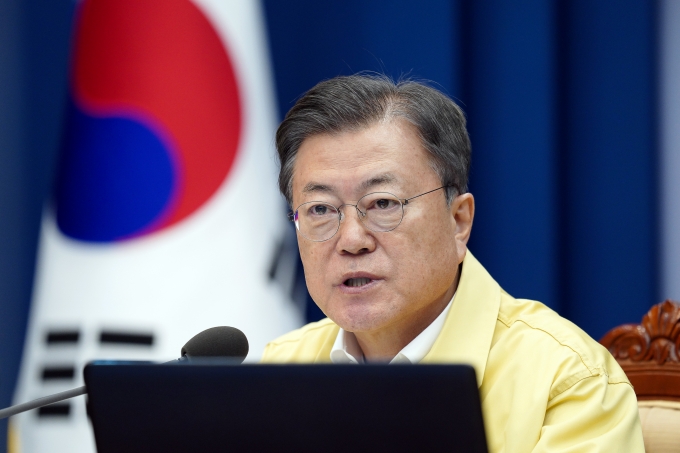 북한이 17일 동해상으로 발사체를 발사한 것으로 파악된 가운데 문 대통령이 상황 안정에 만전을 기하라고 요구했다. 사진은 지난해 12월 청와대에서 회의를 주재하는 문 대통령. /사진=뉴스1