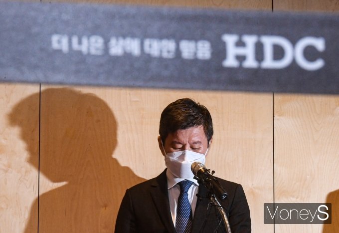 정몽규 HDC현대산업개발 회장이 17일 서울 용산구 HDC현대산업개발 용산사옥 대회의실에서 광주 아파트 외벽 붕괴 사고 관련 대국민 사과를 하고 있다. 이날 정 회장은 현대산업개발 회장직 사퇴 의사를 밝혔다. /사진=장동규 머니S 기자