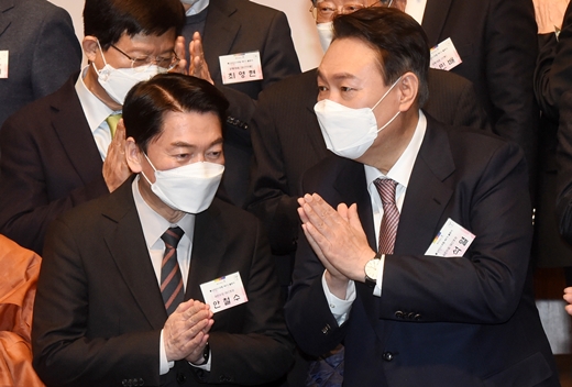 안철수 국민의당 대선 후보와 윤석열 국민의힘 대선 후보가 17일 오후 서울 중구 신라호텔에서 열린 '불교리더스포럼 제5기 출범식'에서 기념촬영이 끝난 뒤 이동하고 있다. /사진=뉴스1(국회사진취재단)