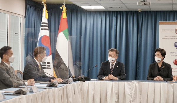 문재인 대통령과 김정숙 여사가 지난 17일(한국시각) 아랍에미리트 셰이크칼리파 전문병원(SKSH)을 방문해 한국 의료진 및 직원과 간담회를 했다. /사진=뉴시스