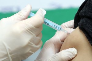 정부 "백신접종 1500명 사망은 가짜뉴스, 인과성 2건 확인"