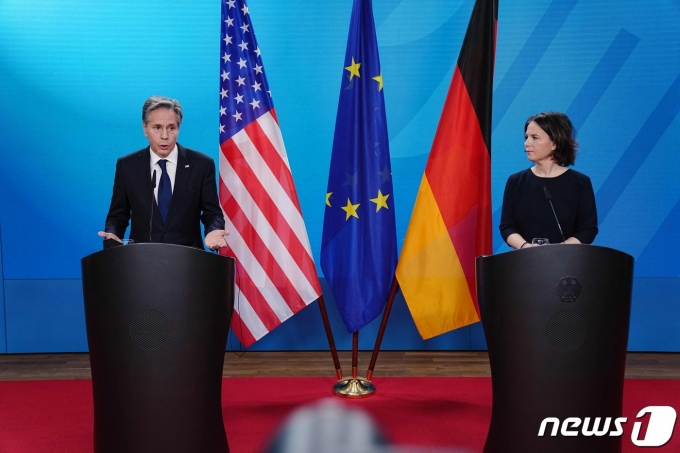 20일(현지시간) 토니 블링컨 미국 국무장관과 안나레나 배어복 독일 외무장관이 베를린에서 공동 기자회견을 하고 있다. © AFP=뉴스1