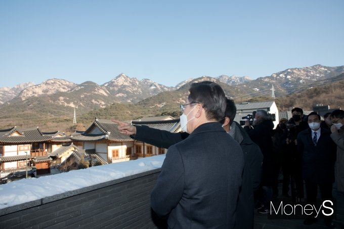 [머니S포토] 한옥마을과 북한산 살펴보는 이재명 후보