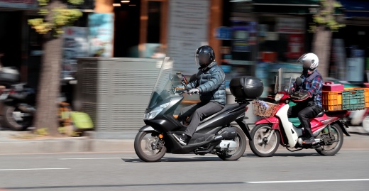 정부가 배달 수수료 현황을 조사 및 수집해 공개할 예정이다. 사진은 서울시내에서 라이더들이 오토바이를 타고 배달하고 있다./사진=뉴스1