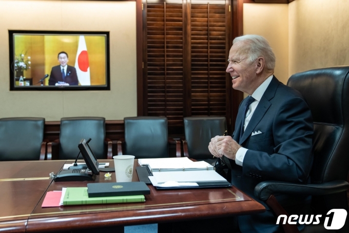 조 바이든 미국 대통령이 21일(현지시간) 기시다 후미오 일본 총리와 화상 정상회담을 갖고 있다. © 뉴스1(바이든 대통령 트위터 사진)