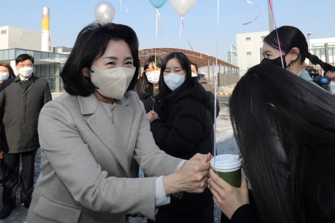 김혜경, 동물 보호 캠페인 나서… "길에서 태어났지만 우리의 이웃"