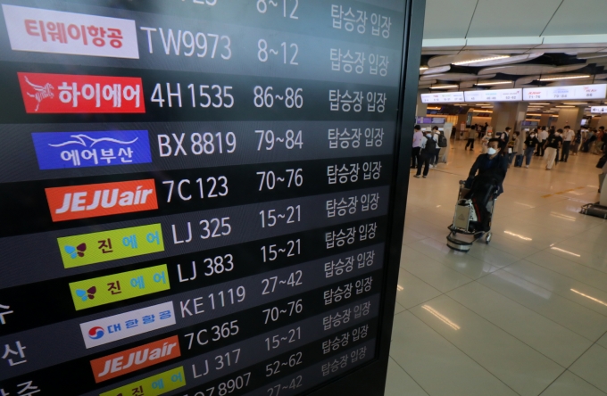 코로나19 장기화로 국내 LCC 업계의 고난이 지속되고 있다. 사진은 김포국제공항 안내 전광판에 각 항공사의 비행 스케줄이 표시된 모습. /사진=뉴시스