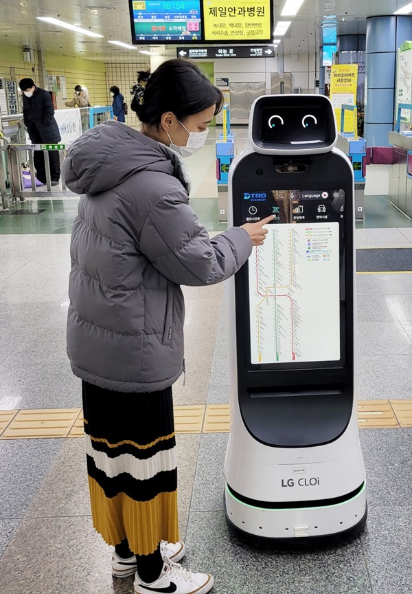 LG전자 안내로봇인 LG 클로이 가이드봇(LG CLOi GuideBot)이 대구도시철도 1호선 상인역에서 고객들을 맞이하고, 지하철 관련 정보와 역사 내 주요시설을 안내한다. 지하철을 이용하는 시민이 LG 클로이 가이드봇의 터치스크린에 원하는 문구를 입력하고 함께 기념사진을 촬영하고 있다. 사진/LG전자