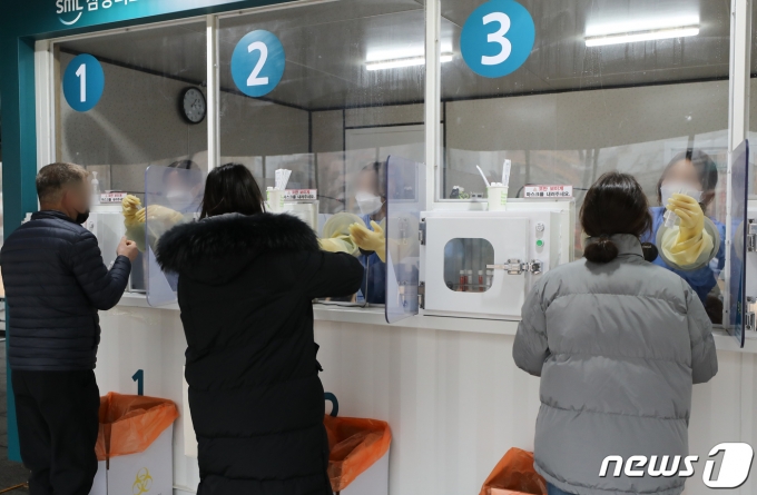 25일 서울 서대문구 독립문광장에 마련된 코로나19 검사소에서 시민들이 검체 검사를 받고 있다. 2022.1.25/뉴스1 © News1 허경 기자