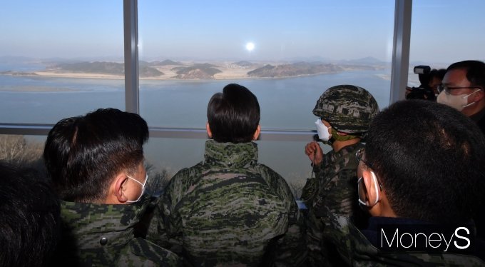 [머니S포토] 북한 지역 바라보는 이재명 대선후보
