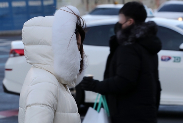 29일은 서울의 아침 기온이 영하 7도로 추울 전망이다. 사진은 지난 11일 오전 서울 광화문일대에서 출근하는 시민. /사진=뉴스1