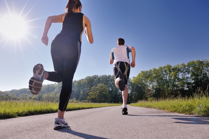 겨울 한파가 지나가면서 다시 야외 달리기에 나서는 사람들이 늘고 있다. 무리한 달리기는 오히려 관절 건강을 해치기 때문에 올바른 주법이 중요하다./사진=이미지투데이