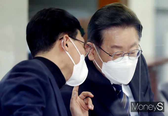 [머니S포토] 與 대선후보 의협 간담회, 대화 나누는 이재명·김민석