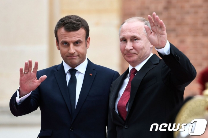 에마뉘엘 마크롱 프랑스 대통령(왼쪽)과 블라디미르 푸틴 러시아 대통령. © AFP=뉴스1
