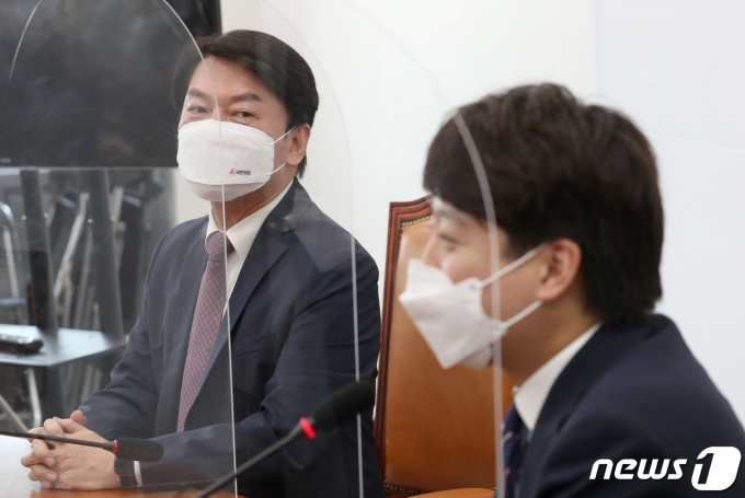 안철수 국민의당 대선 후보(왼쪽)와 이준석 국민의힘 대표. 2021.6.16/뉴스1 © News1 오대일 기자