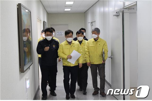 강성국 법무부 차관이 코로나19 집단감염이 발생한 서울동부구치소를 방문해 대응 방안을 논의하고 있다.(법무부 제공)© 뉴스1