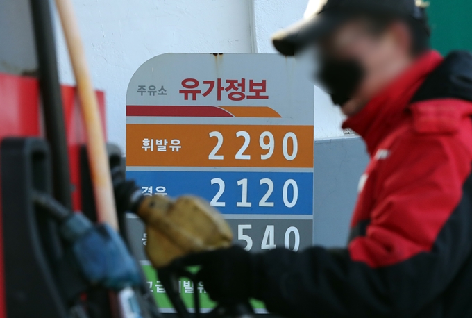 2월 첫째주 휘발유 가격이 리터당 1667.6원으로 3주 연속 올랐다. 사진은 지난 2일 서울시 한 주유소에서 업무를 하고 있는 종업원. /사진=뉴스1