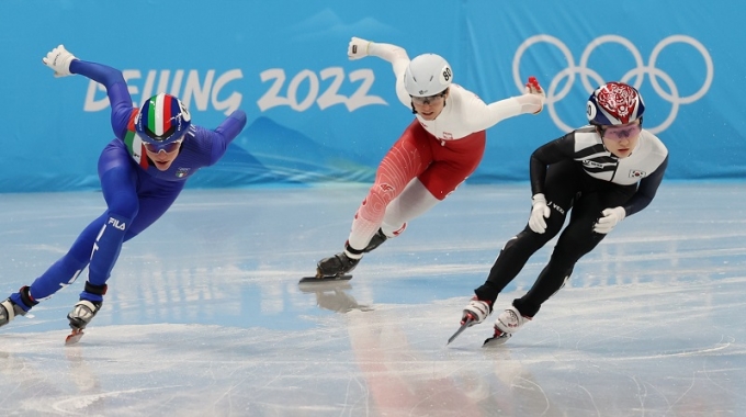 최민정(오른쪽)이 5일 저녁 중국 베이징 캐피털 실내경기장서 열린 베이징올림픽 쇼트트랙 여자 500m 예선에서 42초853의 기록하며 6조 1위로 준준결승에 진출했다. /사진=뉴스1