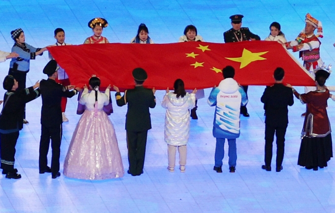 지난 4일 오후 중국 베이징 국립 경기장에서 열린 2022 베이징 동계올림픽 개막식에서 한복을 입은 한 공연자가 중국 국기인 오성홍기 입장식에 참여하고 있다. / 사진=뉴시스 