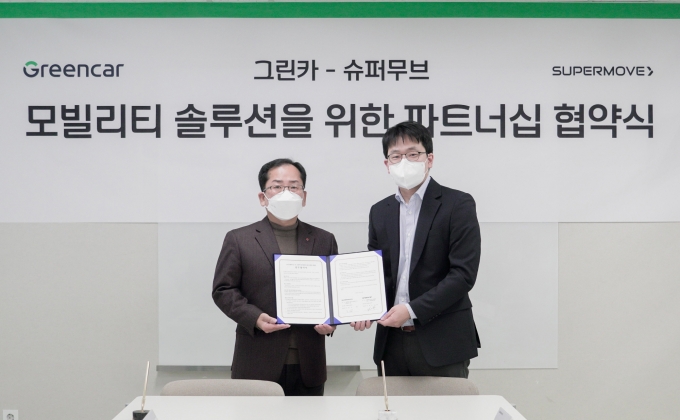 김경봉(왼쪽) 그린카 대표이사와 조용성 슈퍼무브 대표이사가 전략적 업무협약을 맺었다. /사진=그린카