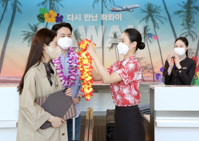 아시아나항공이 25개월 만에 인천-하와이 노선의 운항을 지난 3일 재개했다. 사진은 인천국제공항 아시아나항공 카운터에서 신혼부부 승객이 탑승수속을 하던 모습. /사진=아시아나항공
