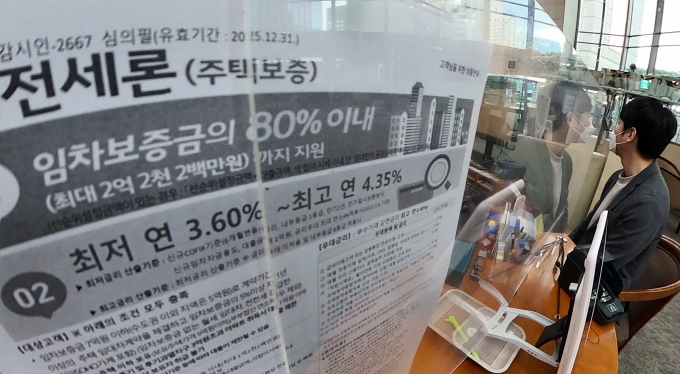 시중은행들이 대출 금리를 낮추고 대출 한도를 늘리고 있다. 사진은 서울 한 은행의 대출창구 모습./사진=뉴스1