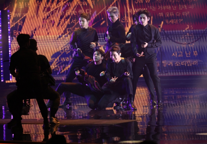 그룹 방탄소년단(BTS)이 4일(한국시각) 미 네바다주 라스베이거스의 MGM 그랜드 가든 아레나에서 열린 제64회 그래미 시상식에 참석해 '버터' 공연을 펼치고 있다. /사진=로이터