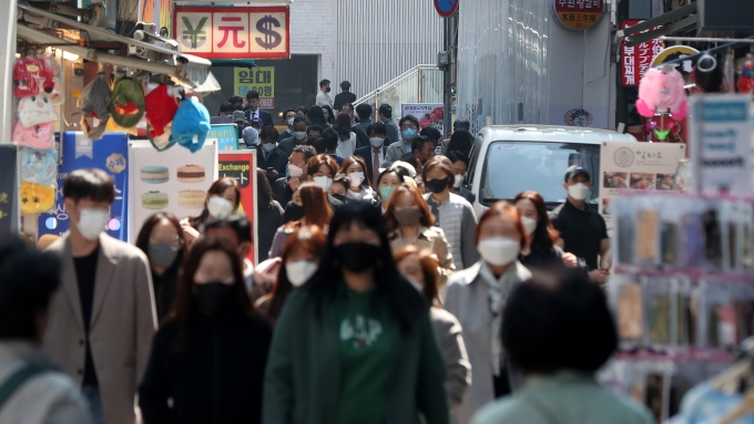 소상공인의 4월 경기 전망이 완연한 회복세를 보이고 있다. 사진은 4일 오후 서울 중구 명동거리가 시민들로 붐비고 있는 모습. /사진=뉴시스 