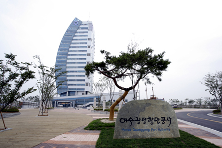 여수광양항만공사(사장 박성현, YGPA)는 11일 광양경찰서(서장 장진영)와 드론 수색 업무협약을 체결했다./여수광양항만공사