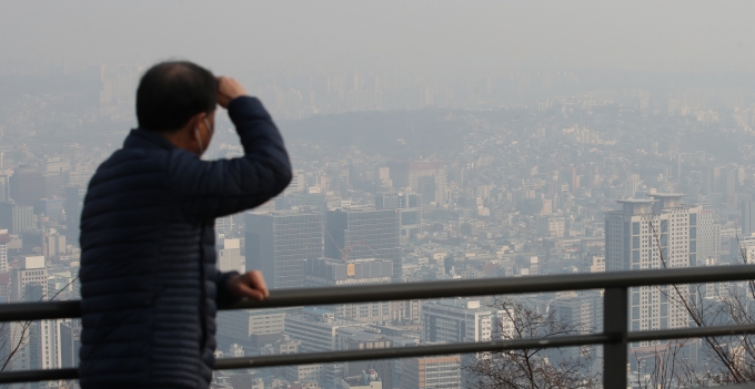 월요일인 18일은 서울과 경기 남부 등 일부 지역의 미세먼지가 ‘나쁨’ 수준을 보일 것으로 예측된다. 사진은 미세먼지로 뒤덮인 서울 시내가 뿌옇게 보이는 모습. /사진=뉴시스