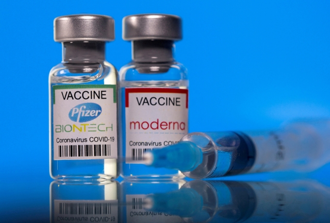 화이자 백신의 코로나19 항체가 모더나 백신보다 빠르게 감소한다는 해외 연구 결과가 나왔다./사진=로이터