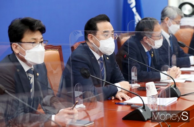 [머니S포토] 박홍근 "尹 정부, 권력기관 상호 견제·균형 큰 흐름 중단 넘어 퇴행시킬 우려 커"