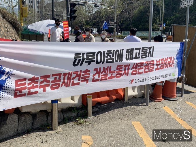 지난 15일 둔촌주공 재건축 공사가 중단되자 약 3000명의 인부들이 일자리를 잃게 됐다. /사진=노유선 기자