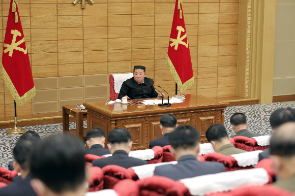 北 발열자 121만명… 김정은 "약 공급에 군 투입하라"