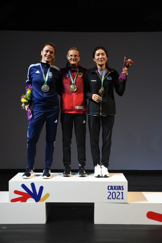 15일(현지시간) 브라질 카시아스두술에서 열린 육상 여자 마라톤 경기에서 동메달을 획득한 오상미 선수(오른쪽)가 기념촬영을 하고 있다.(한국농아인스포츠연맹 제공) © 뉴스1