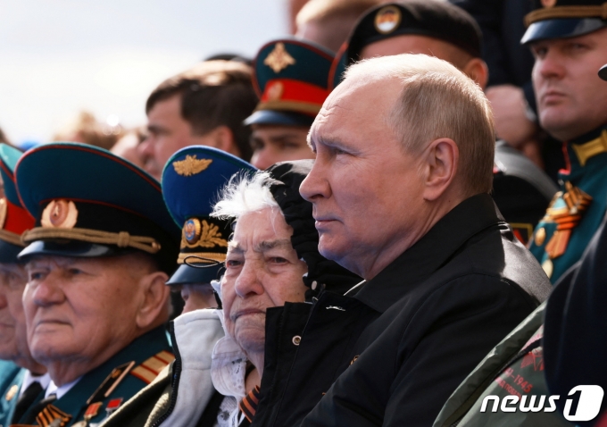 블라디미르 푸틴 러시아 대통령이 9일(현지시간) 모스크바 붉은 광장에서 열리는 77주년 전승기념일 군사 열병식을 보고 있다. 2022.05.09/뉴스1 © 로이터=뉴스1 © News1 김민수 기자