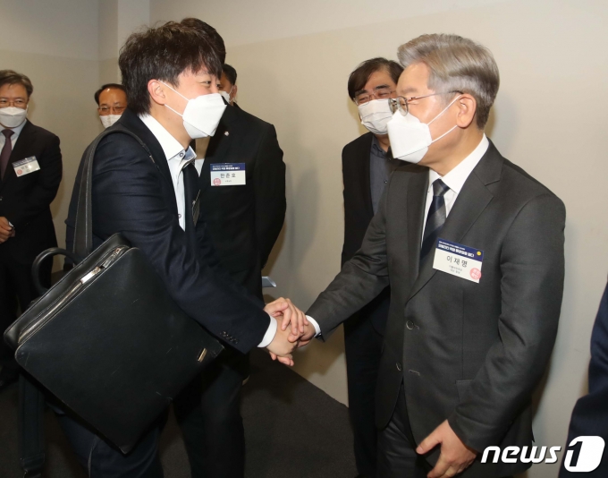 2021년 11월 23일 이재명 더불어민주당 대선 후보와 이준석 국민의힘 대표가 서울 중구 동대문디자인플라자에서 열린 종편 MBN 행사장에서 만나 인사하고 있다. © News1 국회사진취재단