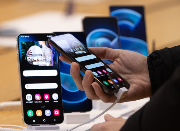 삼성전자가 오는 2025년에 갤럭시폰에 최적화된 자체 애플리케이션 프로세서(AP)를 탑재할 것이라는 전망이 나왔다. 사진은 한 시민이 지난 2월 갤럭시 S22를 살펴보는 모습. /사진=뉴스1