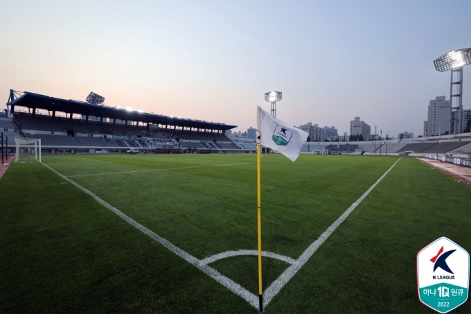 잔디가 잘 정비된 서울 이랜드의 목동구장 (한국프로축구연맹 제공) © 뉴스1