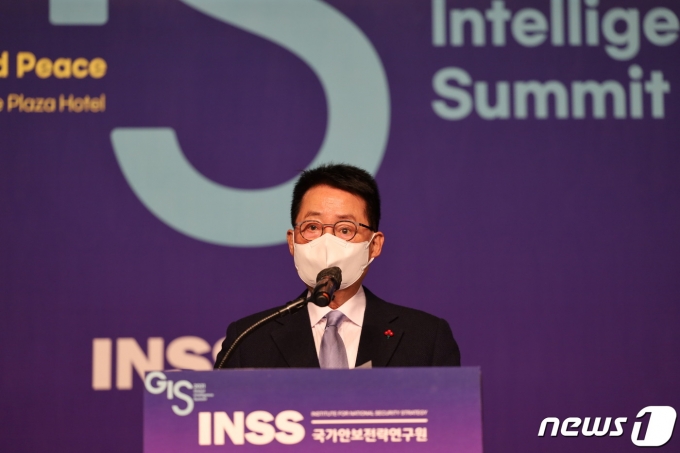 박지원 국가정보원장이 13일 서울 플라자호텔에서 열린 제4회 글로벌인텔리전스서밋(GIS)에서 축사하고 있다. (국가안보전략연구원 제공) 2021.12.13/뉴스1