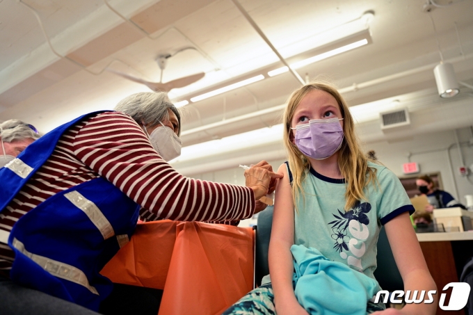미국 켄터키 주 루이빌에서 한 어린이가 화이자 백신을 맞고 있다. © 로이터=뉴스1 © News1 노선웅 기자