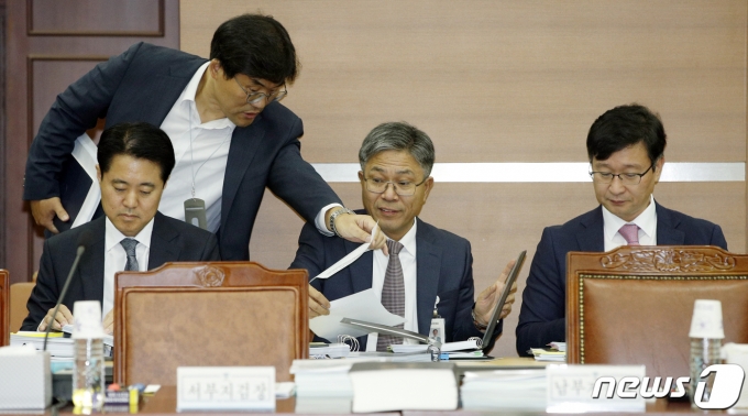 신자용 신임 법무부 검찰국장(왼쪽) 2019.10.7/뉴스1 © News1 안은나 기자
